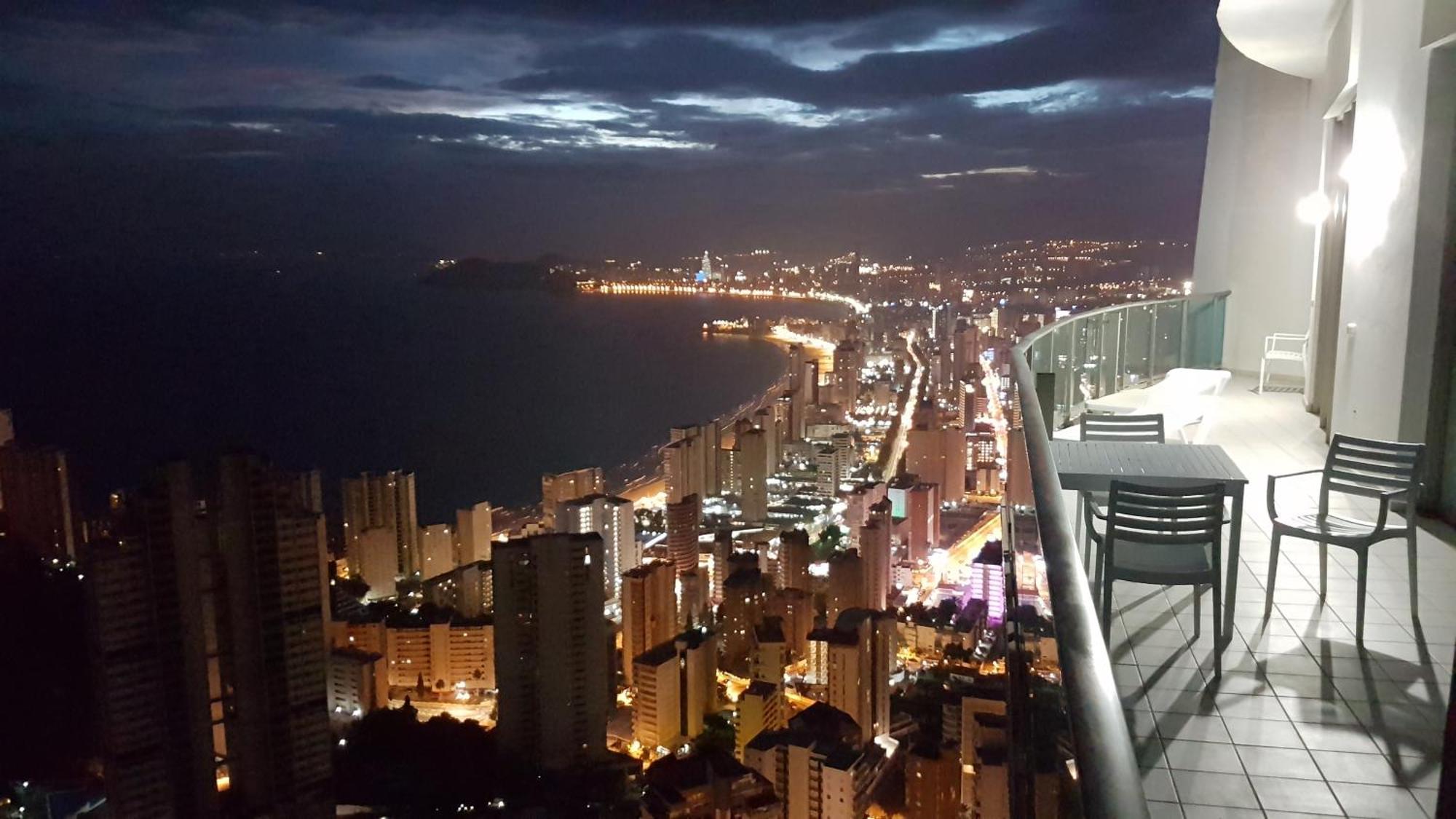 Апартаменты Deluxe Penthouse On The 42Nd Floor With Amazing Sea Views Бенидорм Экстерьер фото